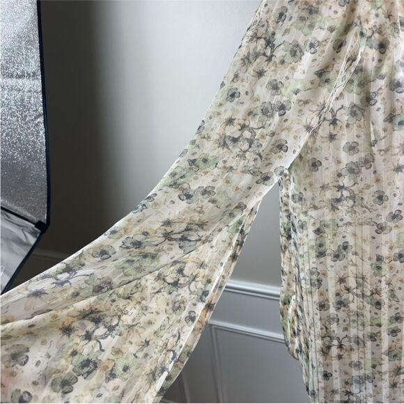 NWT H&M Size M Tie Detail Floral Long Sleeve Ruffle V-Neck Blouse with Smocking - Picture 3 of 10